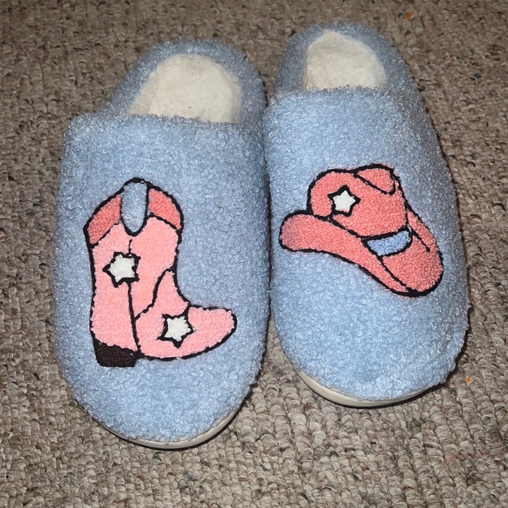 Slippers med/ large worn once hardly touched